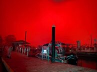 thousands trapped on Aus beach as fires rage