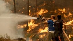 Firefighters in Turkey tirelessly battle forest fires amid heatwave