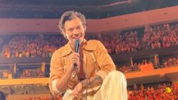 Harry Styles paused concert to help nervous fan come out to her mother in sweetest way