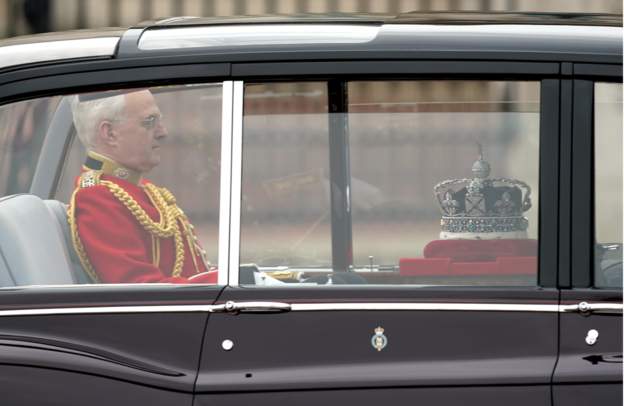 State Crown arrives at Parliament