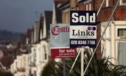 Average UK house price tops £250,000 but ‘market starting to slow’