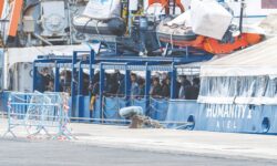 Italy stops male migrants from disembarking rescue ships