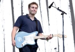 Sam Fender leaves North Shields pub-goers in awe as he performs new single at buskers night 