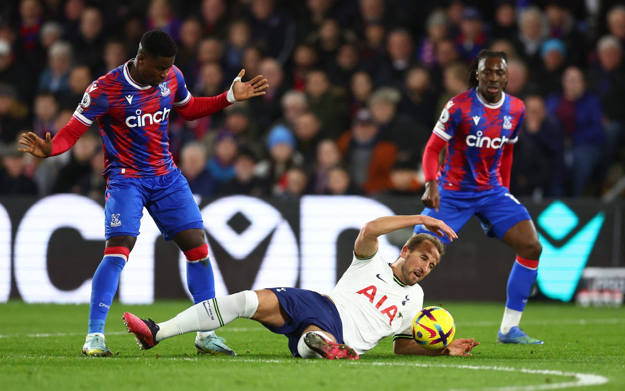 Kane scores twice as Tottenham beat Palace 4-0 