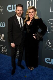 Kelly Clarkson makes brutal dig at ex-husband Brandon Blackstock by changing song lyrics following bitter divorce