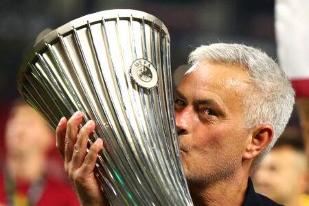 How many trophies has Jose Mourinho won as a manager?