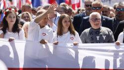 Lech Walesa joins hundreds of thousands of Poles in anti-govt march in Warsaw