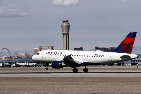 US investigates Delta over plane stuck on tarmac in extreme heat