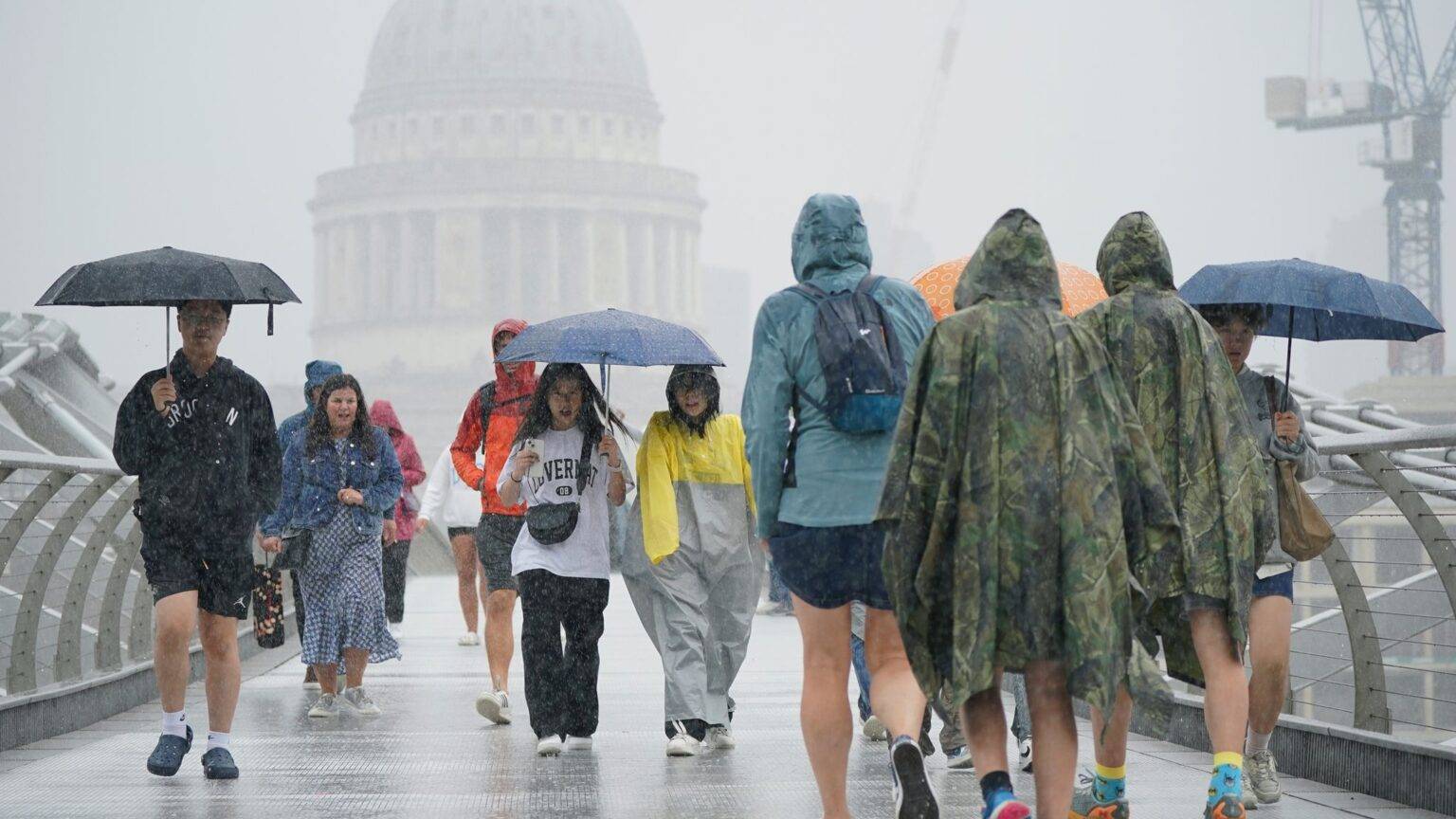 Wet weather dampens retail sales in Great Britain