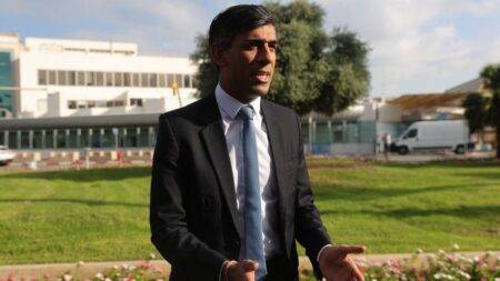 Rishi Sunak lands in Israel as world leaders seek de-escalation