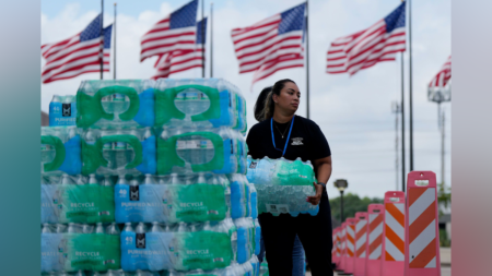 Texans face days-long deadly heatwave without power