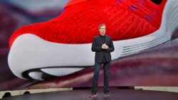 Nike boss steps down as company veteran returns